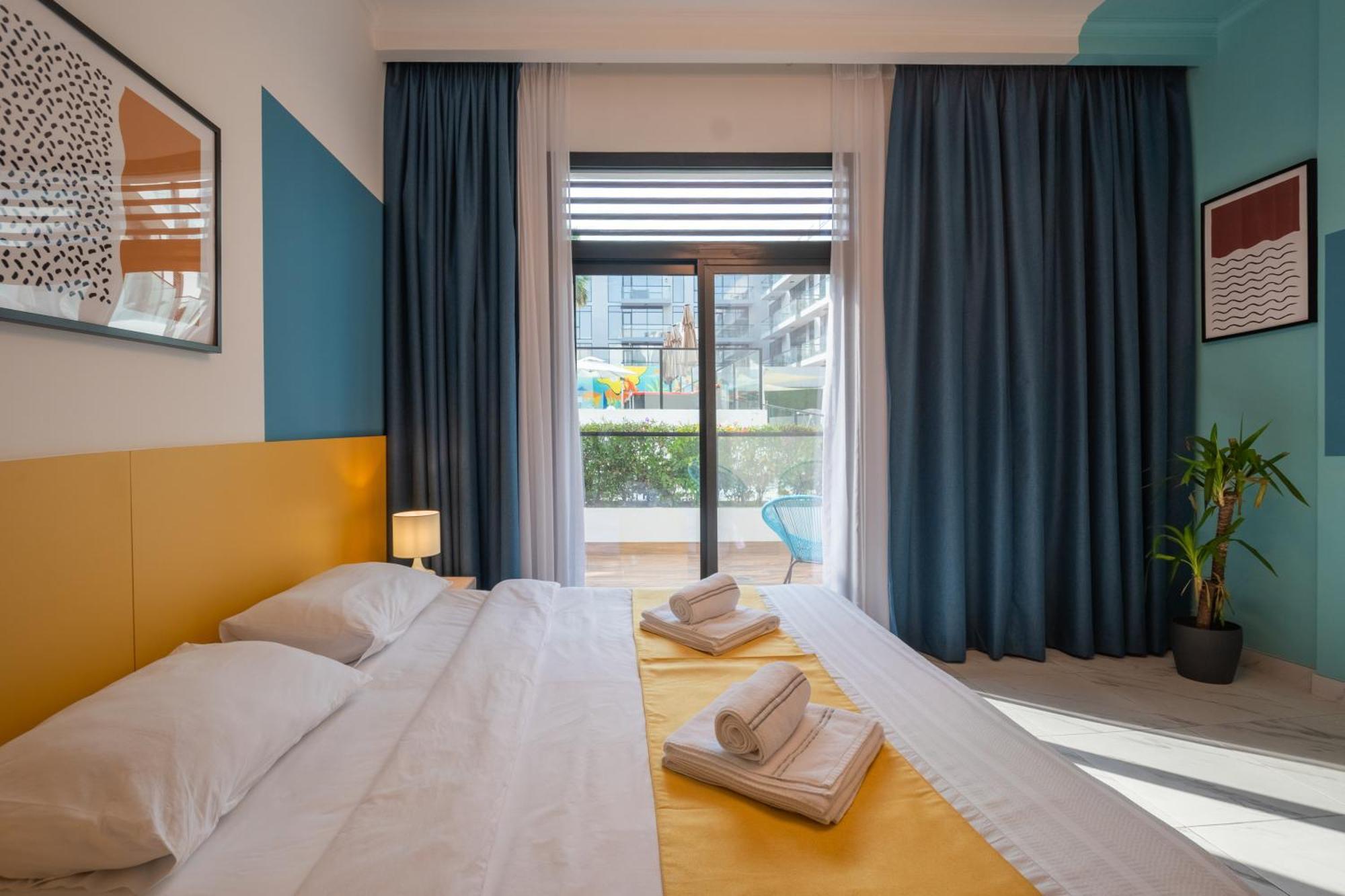 Izzzi Life Mint Aparthotel Dubai Bagian luar foto