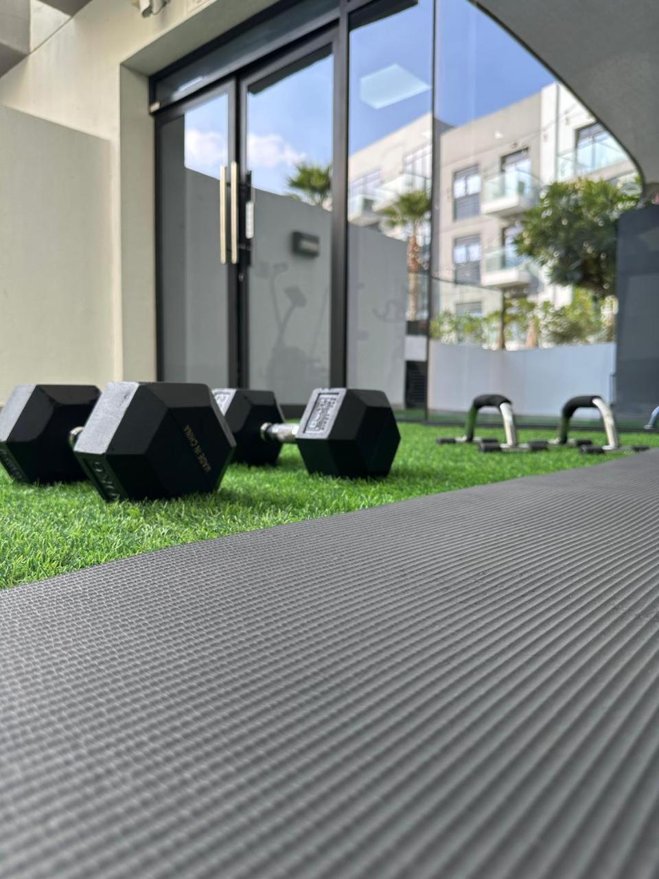 Izzzi Life Mint Aparthotel Dubai Bagian luar foto
