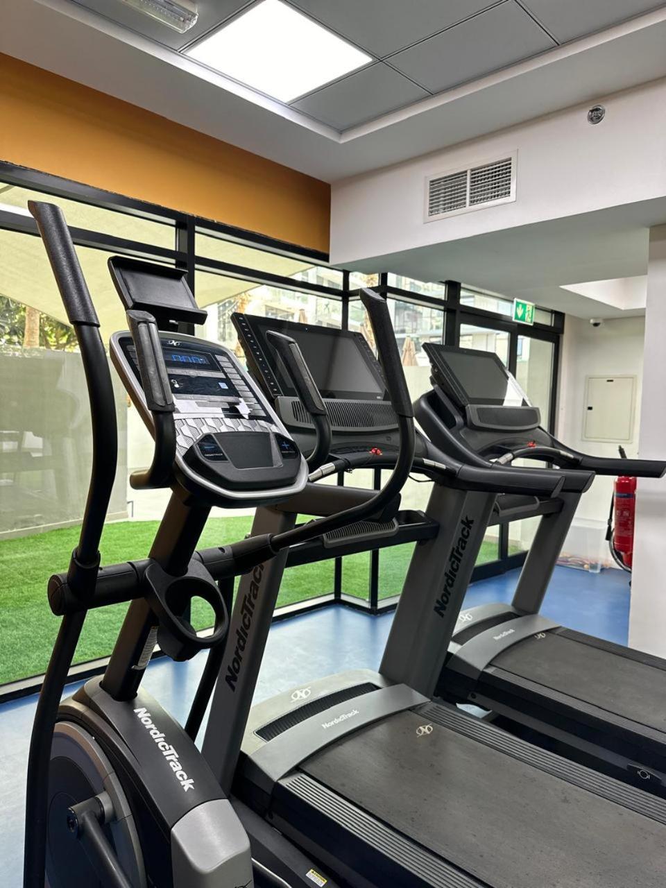 Izzzi Life Mint Aparthotel Dubai Bagian luar foto