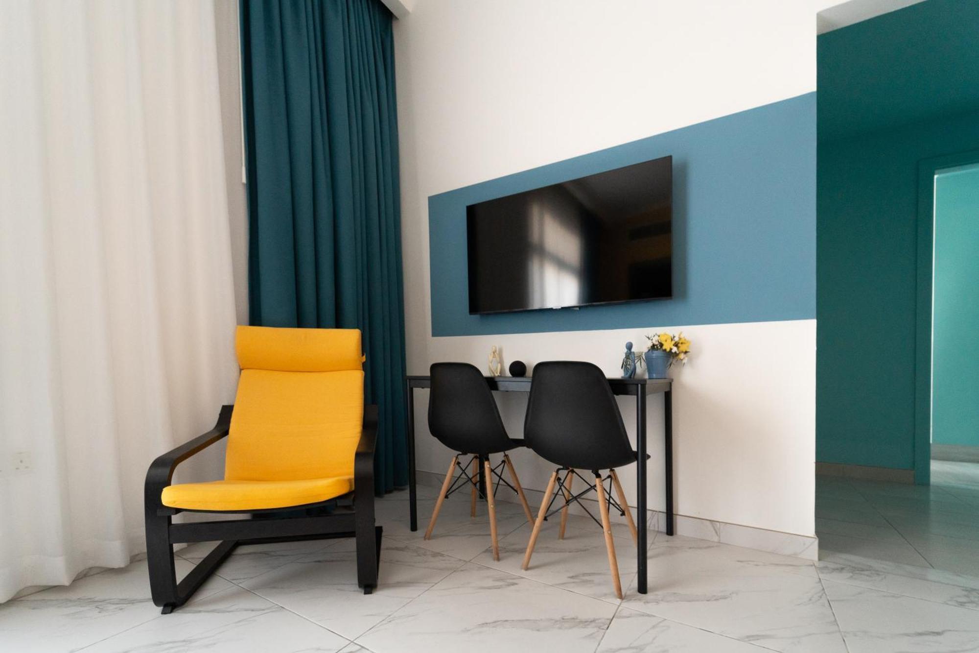 Izzzi Life Mint Aparthotel Dubai Bagian luar foto