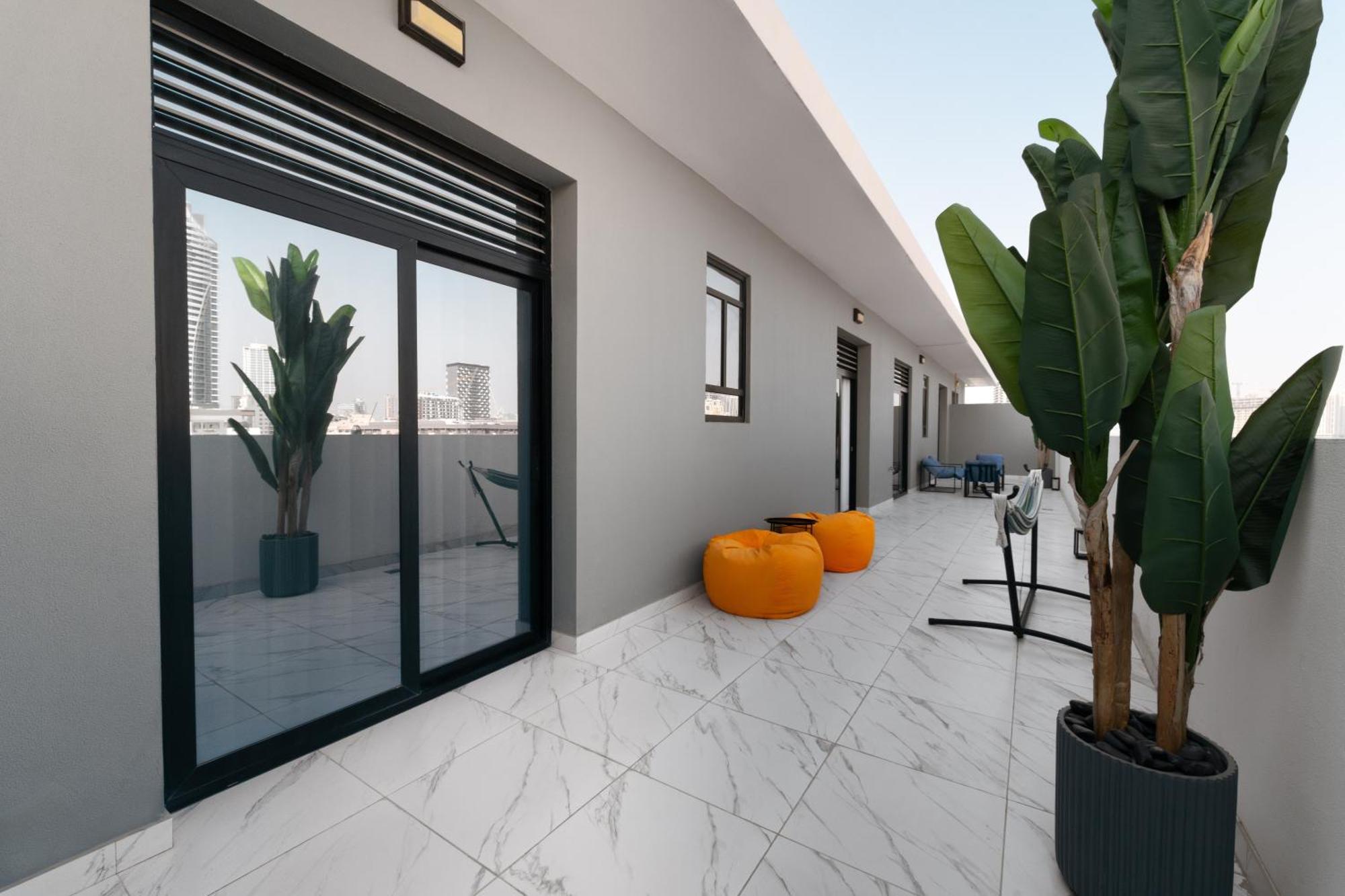 Izzzi Life Mint Aparthotel Dubai Bagian luar foto