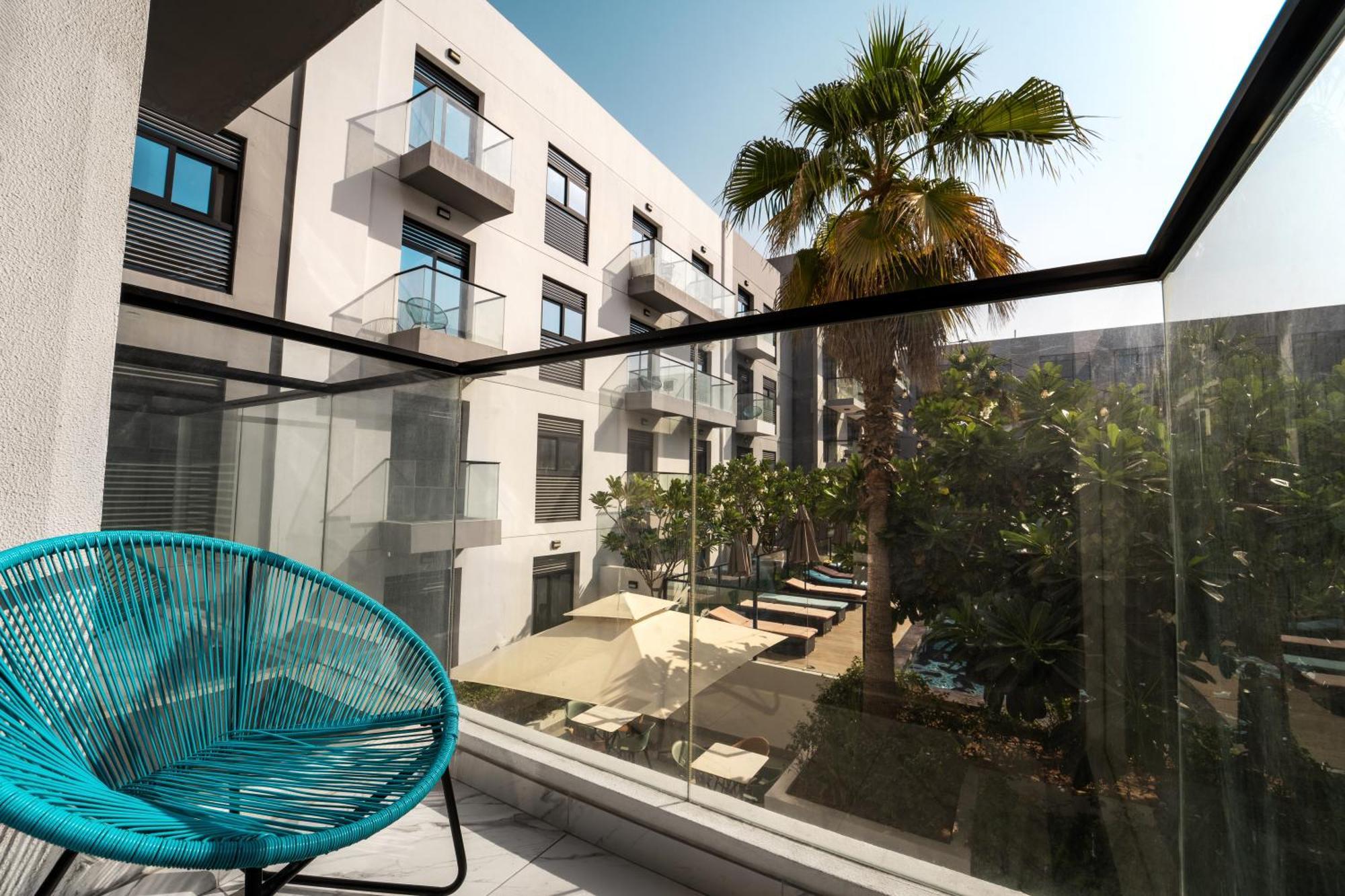 Izzzi Life Mint Aparthotel Dubai Bagian luar foto