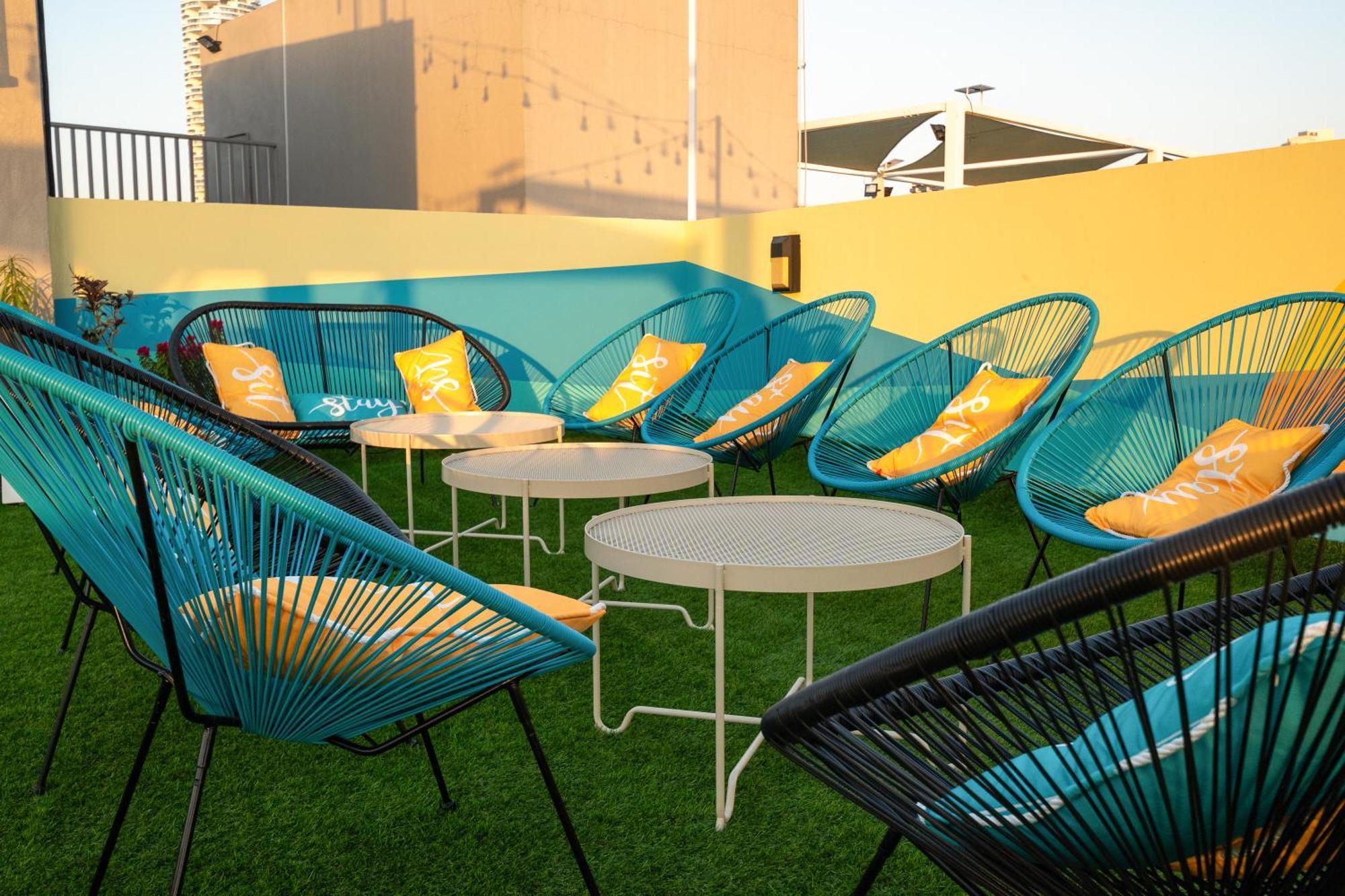 Izzzi Life Mint Aparthotel Dubai Bagian luar foto