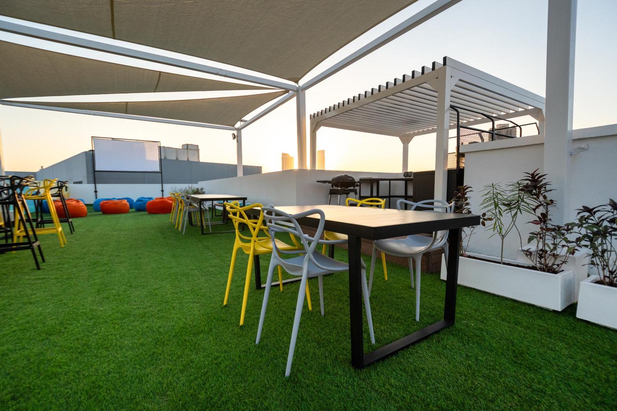 Izzzi Life Mint Aparthotel Dubai Bagian luar foto