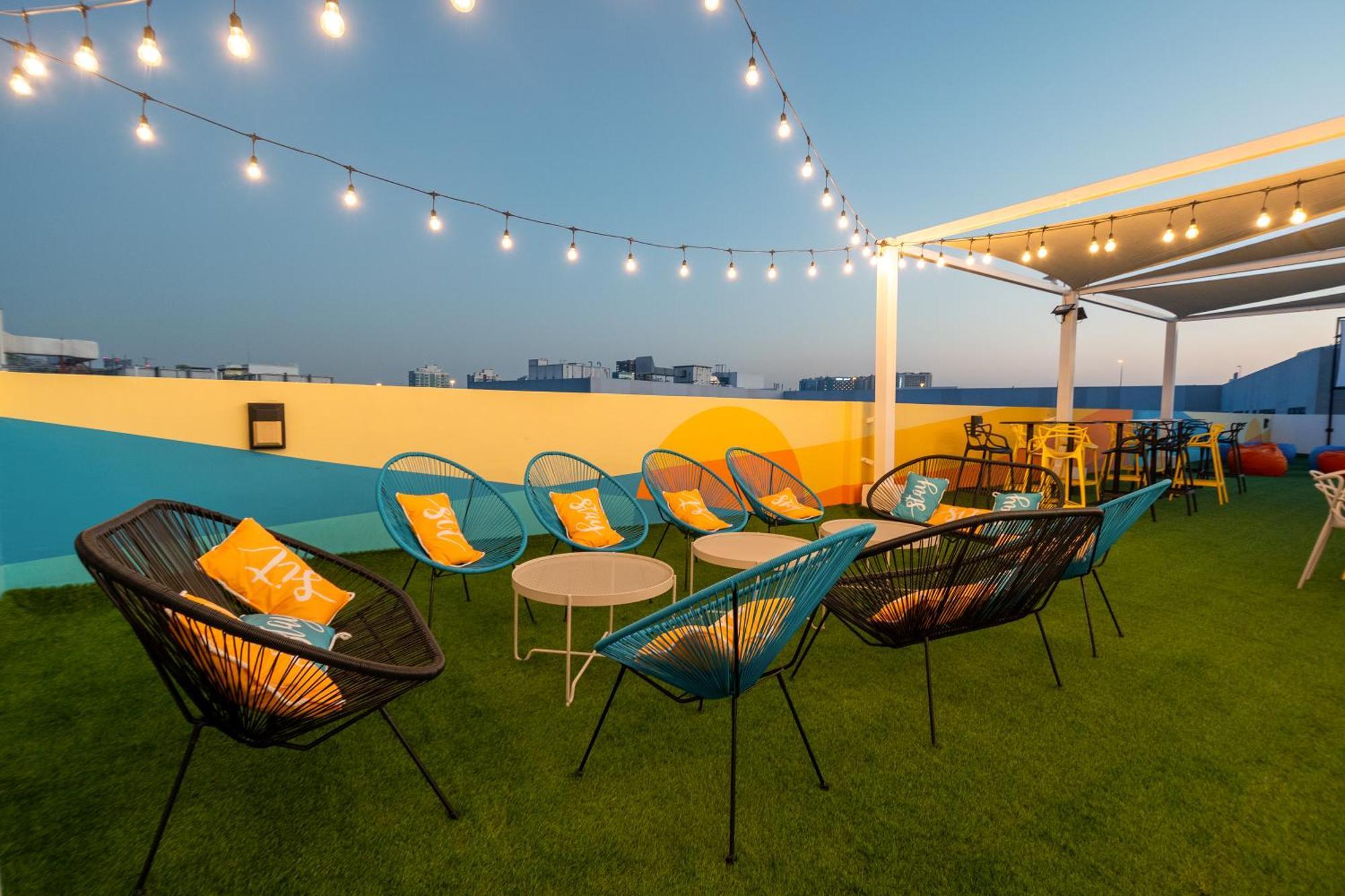 Izzzi Life Mint Aparthotel Dubai Bagian luar foto